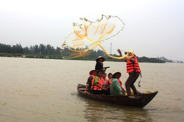 Về Hội An quăng lưới, lắc thúng chai