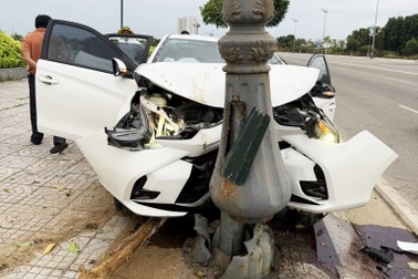 Ô tô lao lên vỉa hè tông cột đèn, 3 người bị thương nặng