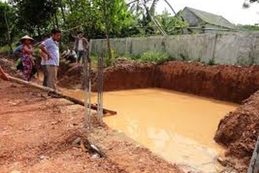 2 anh em chết đuối thương tâm dưới hố nước