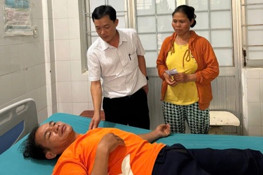 Người đàn ông đang ở trong nhà bị sét đánh chấn thương