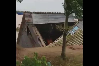 Một căn nhà của người dân tuột xuống sông Tiền đoạn thuộc xã An Bình, huyện Long Hồ, tỉnh Vĩnh Long