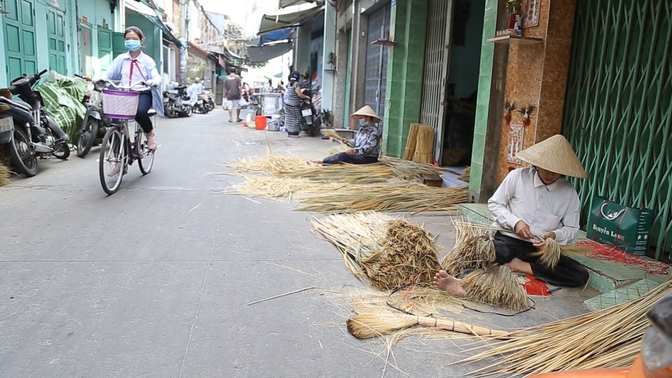 Nhộn nhịp xóm chổi đót ở Sài Gòn dịp cuối năm - 1 Nhộn nhịp xóm chổi đót ở Sài Gòn dịp cuối năm - 1