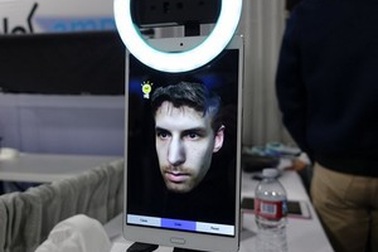 Độc đáo phụ kiện biến smartphone thành thiết bị chụp ảnh chân dung 3D