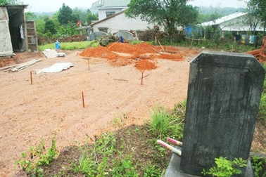 Bia cổ ngoài vùng di tích "kêu cứu"