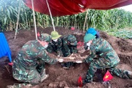 Cựu binh khóc bên mộ và ký ức của thầy giáo giúp tìm thấy 2 hài cốt liệt sĩ