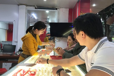 Giá vàng phá “quy luật” giảm cuối năm, dân ngó lơ chuyện đầu cơ