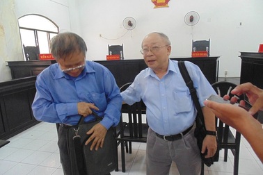 Tòa xử Phó giáo sư kiện đòi bồi thường danh dự phải xin lỗi