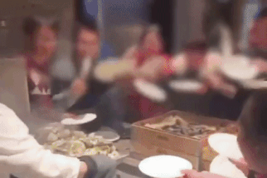 Bi hài cảnh ăn buffet: Đi 3 đòi tính tiền 2, lén mang đồ về