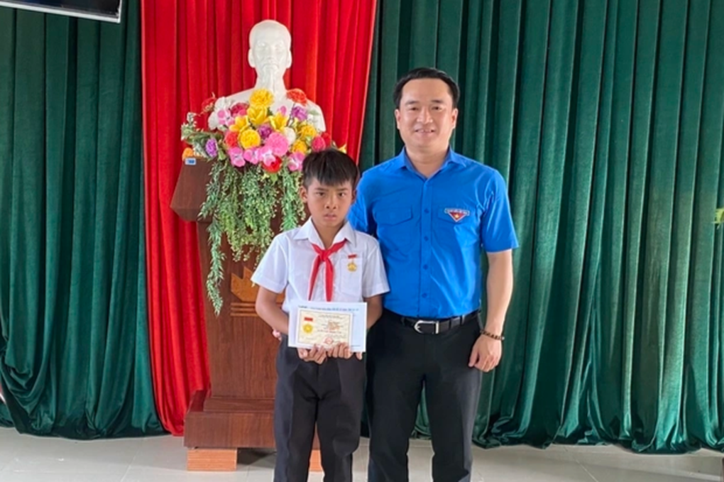 Tuyên dương học sinh lớp 4 dũng cảm cứu 2 người thoát đuối nước - 1 Tuyên dương học sinh lớp 4 dũng cảm cứu 2 người thoát đuối nước - 1