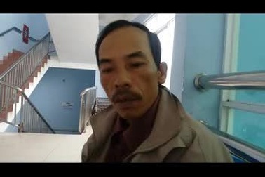 Bố chạy xe ôm bòn từng đồng cứu con bị tai nạn giao thông nằm liệt