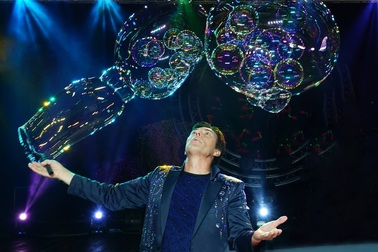 “Huyền thoại bong bóng” Fan Yang biểu diễn 3 tháng tại Hà Nội