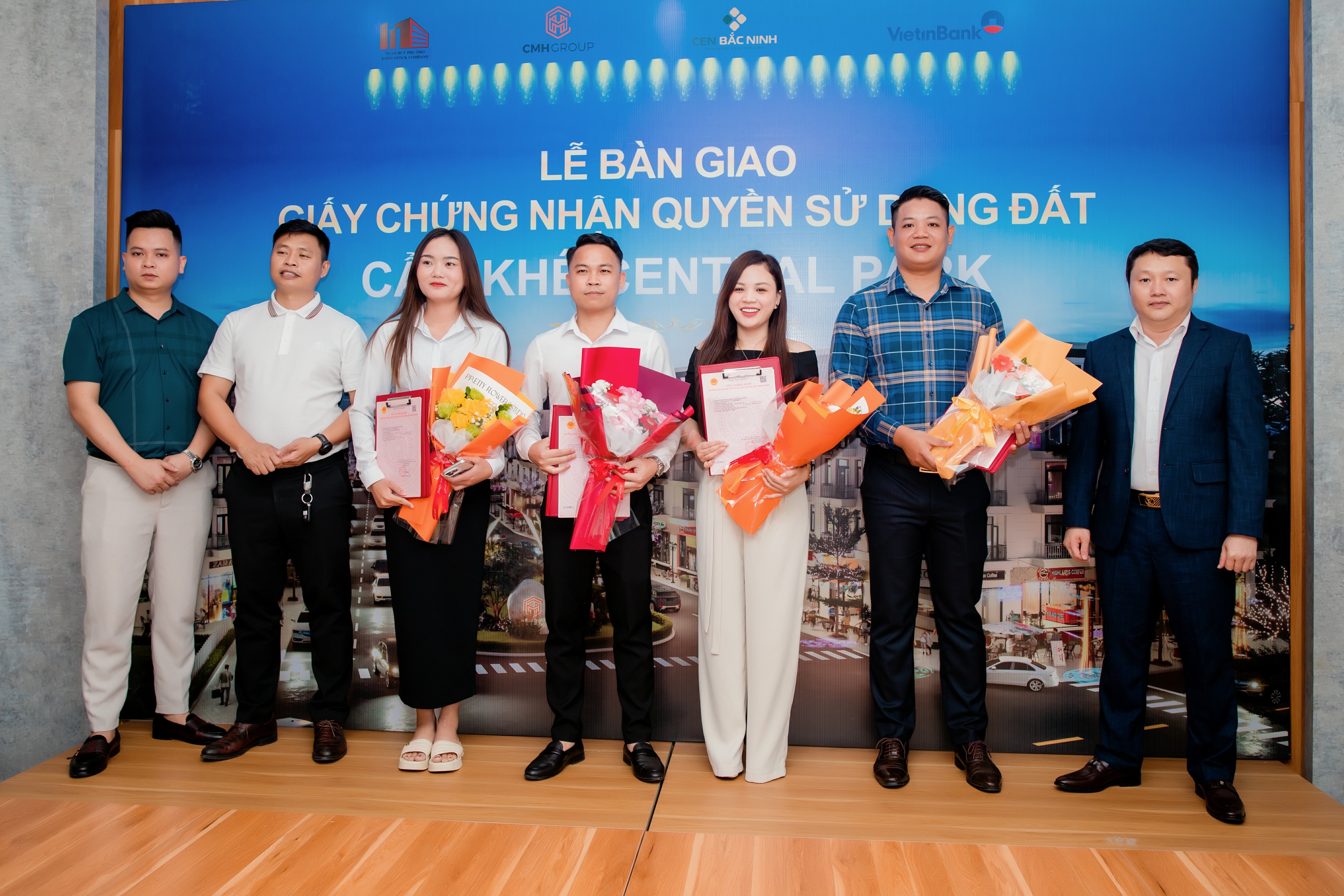Chủ đầu tư Cẩm Khê Central Park trao sổ đỏ đợt 5 - 2