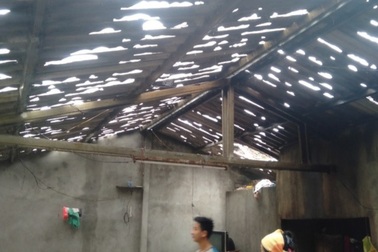 Mái nhà thủng hàng trăm lỗ vì mưa đá