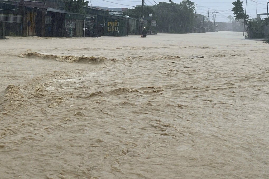 Hà Tĩnh mưa lớn, chính quyền khuyến cáo người dân hạn chế ra ngoài - 1