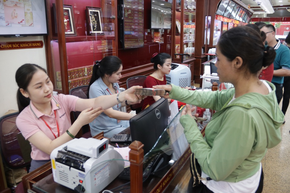 Hà Nội: Đổ xô đi bán vàng kiếm lời sau khi vàng tăng cao kỷ lục - 4 Hà Nội: Đổ xô đi bán vàng kiếm lời sau khi vàng tăng cao kỷ lục - 4