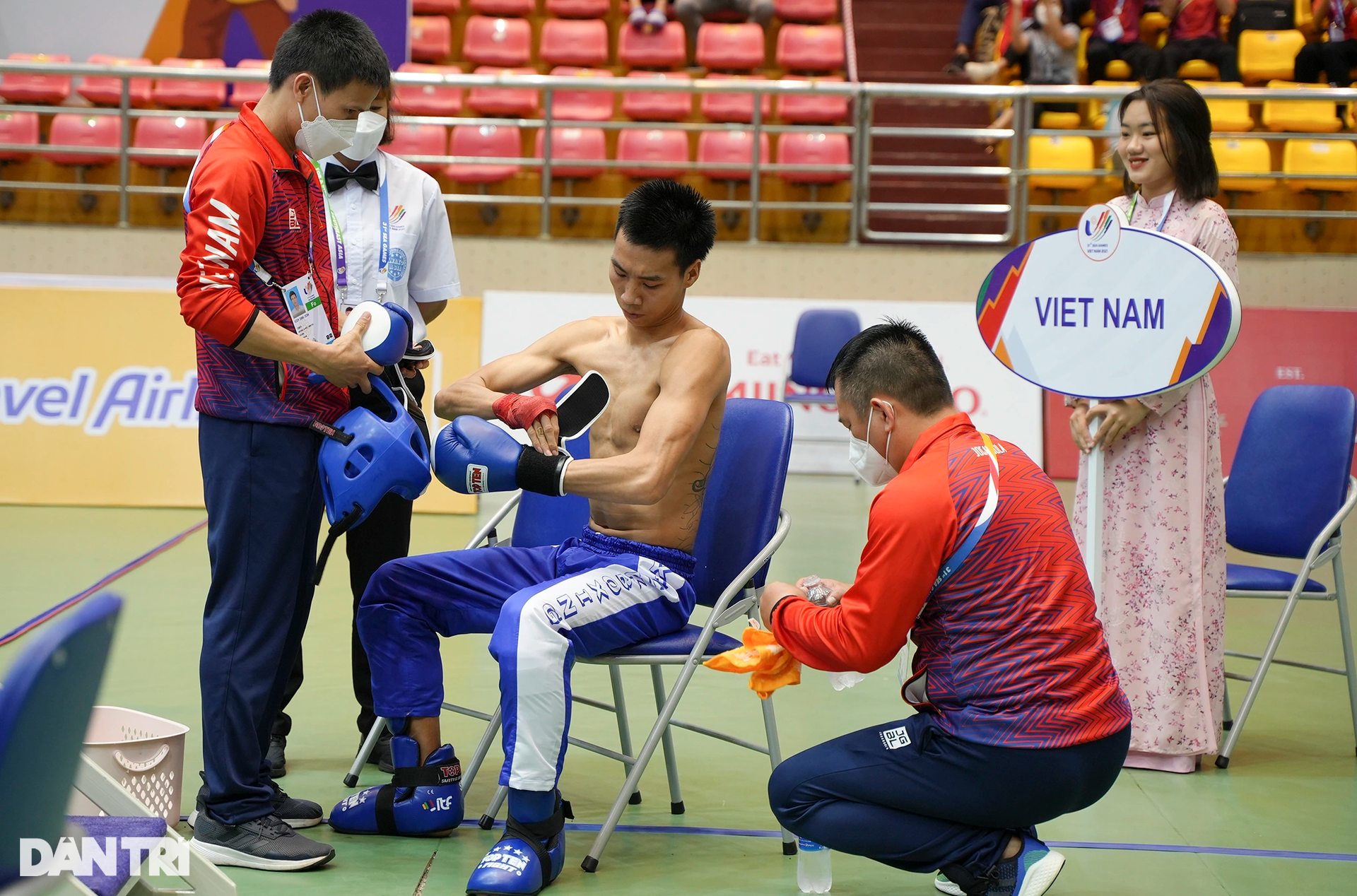 Kịch tính võ sĩ Kickboxing Việt Nam đấm bay mũ đối thủ tại SEA Games 31 - 2