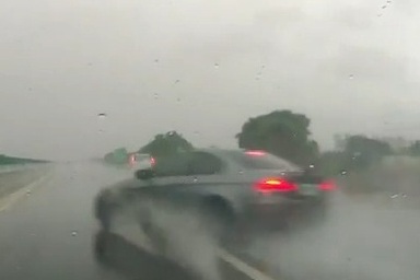 Trời mưa, đường trơn, các tài xế hãy thận trọng!