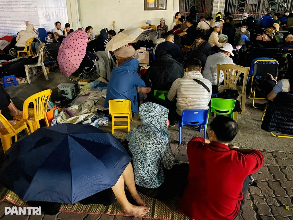 Hàng trăm người thức trắng đêm, cãi vã nảy lửa để giữ chỗ mua nhà ở xã hội - 1 Hàng trăm người thức trắng đêm, cãi vã nảy lửa để giữ chỗ mua nhà ở xã hội - 1