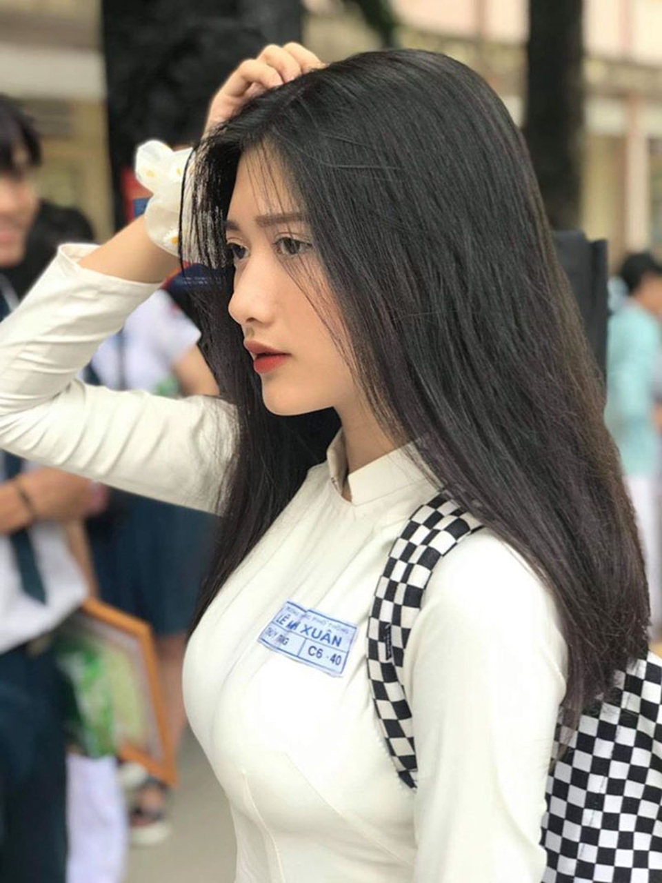 “Thiên thần áo dài trắng” đẹp dịu dàng trong ngày tổng kết năm học - 2 “Thiên thần áo dài trắng” đẹp dịu dàng trong ngày tổng kết năm học - 2