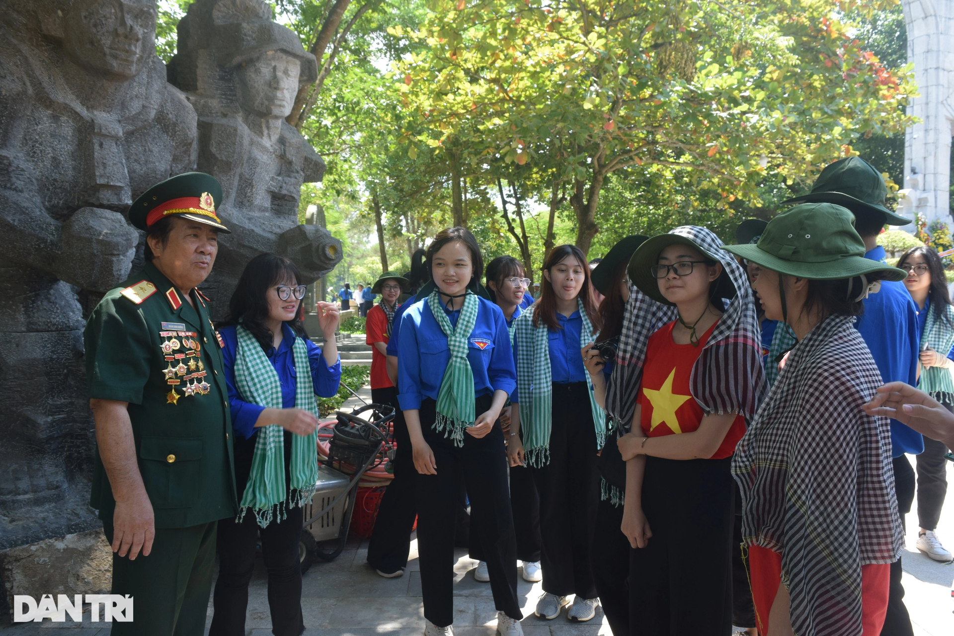 Tháng 7 về nơi yên nghỉ của hơn một vạn liệt sĩ - 15 Tháng 7 về nơi yên nghỉ của hơn một vạn liệt sĩ - 15