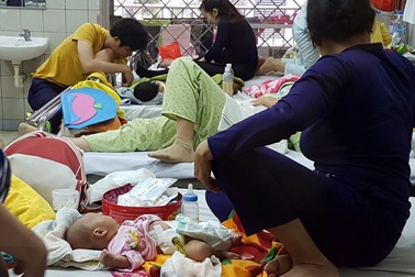 Nhiều trẻ đổ bệnh vì nóng lạnh bất thường