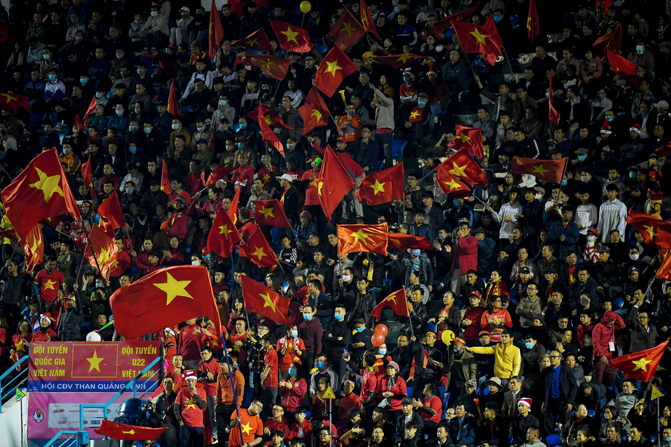 Cổ động viên phủ đỏ khán đài trong trận đấu của tuyển Việt Nam - 2