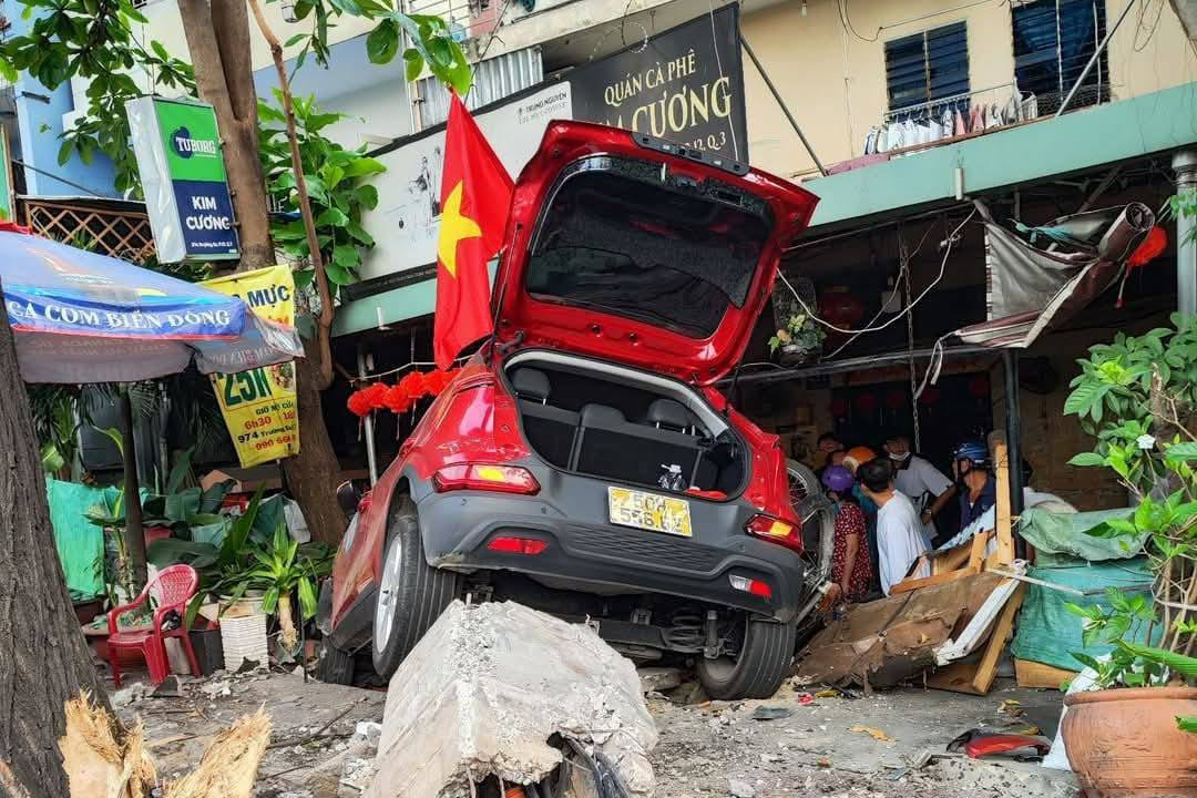 Xe taxi tông vào quán cà phê ở TPHCM, một người bị thương - 1