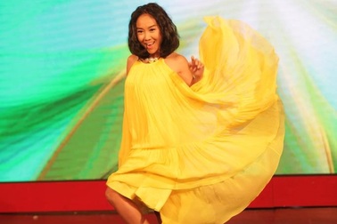 Đoan Trang khoe lưng trần và vũ đạo bốc lửa khi ngồi ghế nóng