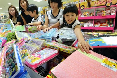 Có nên thưởng tiền để khích lệ trẻ học bài?