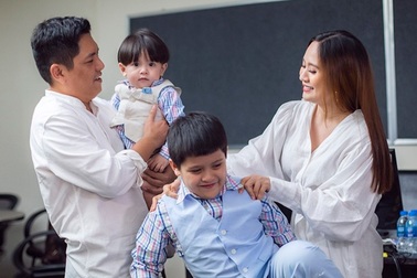 Đức Thịnh “choáng” với quà kỷ niệm 12 năm ngày cưới của Thanh Thúy