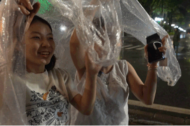 Người dân Hà Nội đội mưa đón đoàn khí tài A80 về nơi tập kết