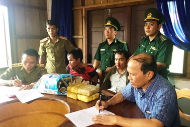 Bắt 2 đối tượng người Lào vận chuyển 40.000 viên ma túy có mang súng quân dụng