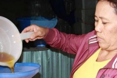 Từ nghèo khó tới bà chủ bán hàng nghìn lít nước mắm/năm