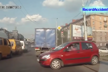 Bạn sẽ nghĩ gì khi thấy ngồi sau tay lái là một cô gái?