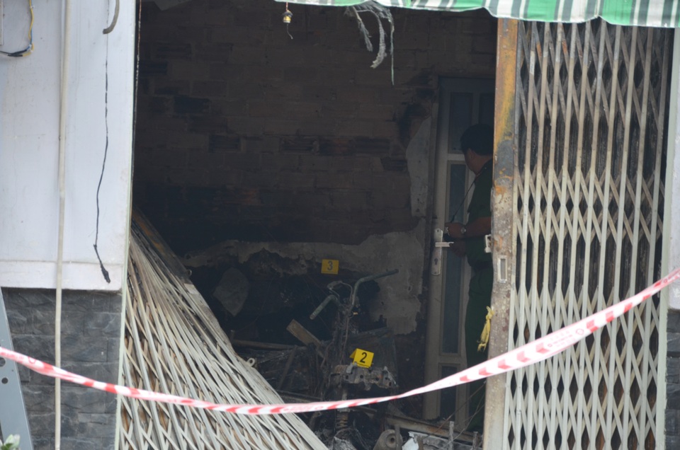 Vụ hỏa hoạn 3 người chết: Bất lực phá 2 lớp cửa của ngôi nhà cháy - 4 Vụ hỏa hoạn 3 người chết: Bất lực phá 2 lớp cửa của ngôi nhà cháy - 4