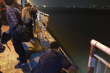 Ô tô rơi khỏi cầu Chương Dương là xe 5 chỗ, màu đen