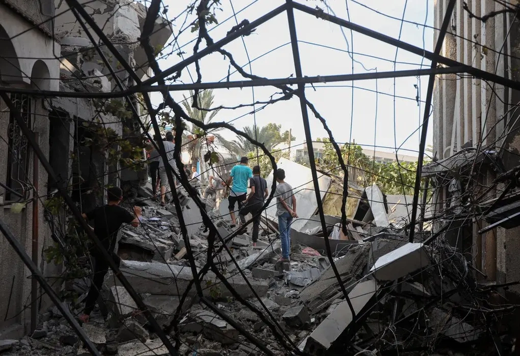 Gaza bị không kích liên tiếp, lực lượng cứu hộ vật lộn cứu người - 3 Gaza bị không kích liên tiếp, lực lượng cứu hộ vật lộn cứu người - 3
