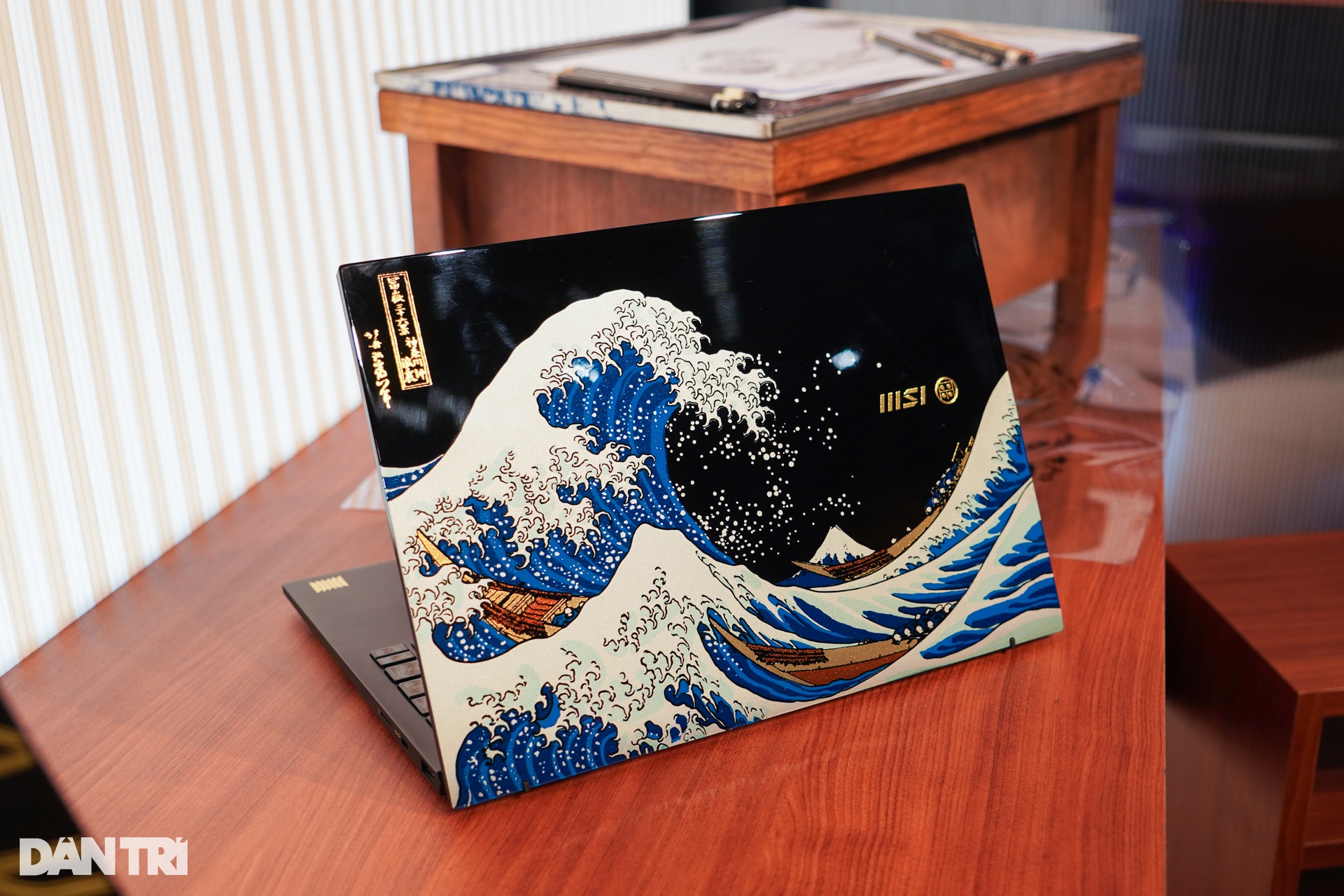 Computex 2025: Laptop AI có mặt lưng tranh sơn mài thủ công - 8