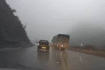 Nổi bật tuần qua: Bán tải suýt lao xuống vực vì vượt trên đường trơn trượt