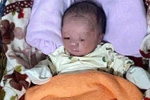 Bé trai chưa rụng rốn bị bỏ rơi trước cổng nhà dân