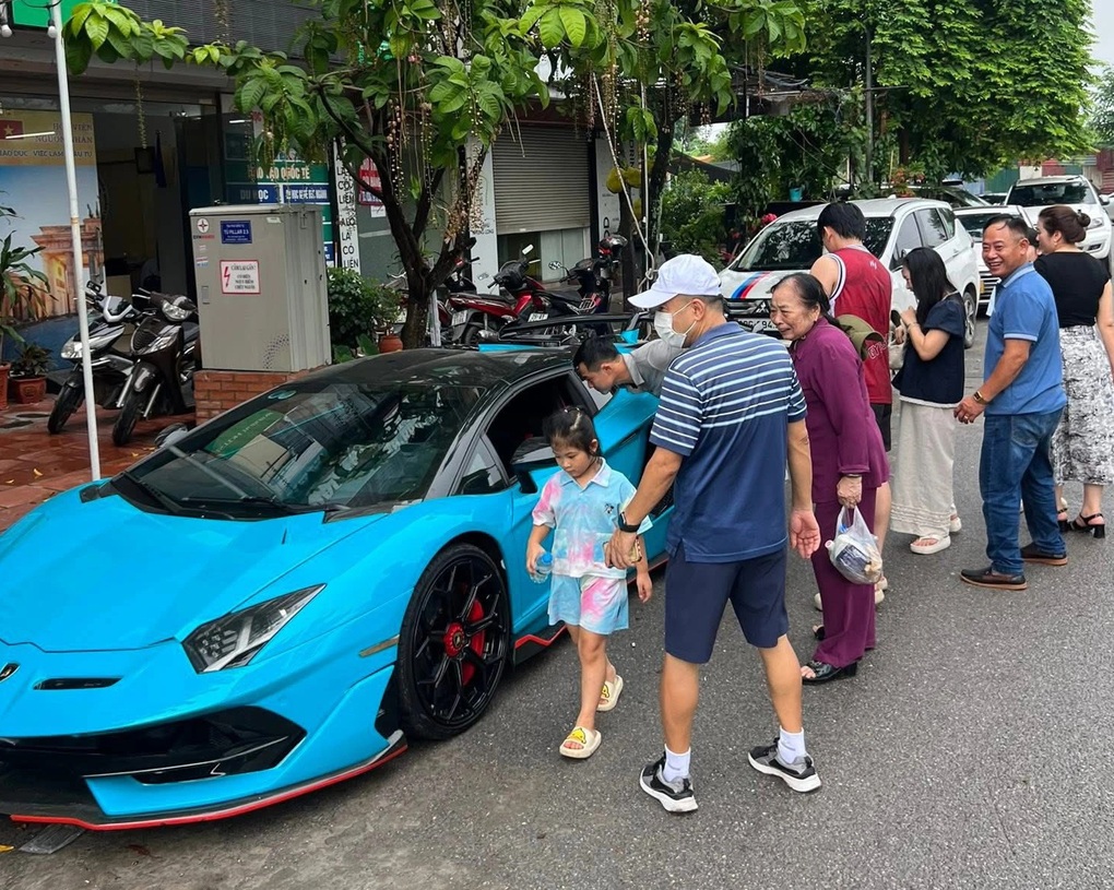 Video chàng trai mặc áo cử nhân lái siêu xe ở Hà Nội hút triệu lượt xem - 2 Video chàng trai mặc áo cử nhân lái siêu xe ở Hà Nội hút triệu lượt xem - 2