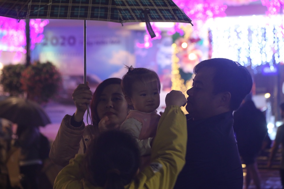 Mưa lạnh đêm 30 Tết, hồ Gươm thưa thớt người chờ xem pháo hoa - 7