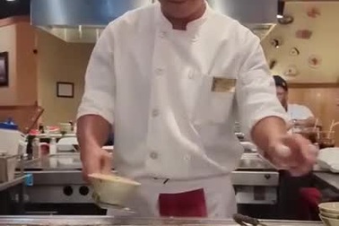 Đầu bếp với kỹ năng múc cơm gây kinh ngạc