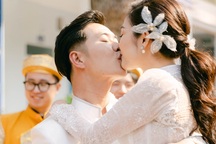 Diễn viên Hiếu Su hôn MC Thùy Linh đắm đuối trong lễ ăn hỏi