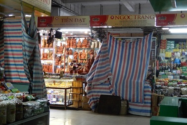 Chợ Hàn vẫn vắng bóng du khách, nhiều sạp hàng còn “cửa đóng then cài”