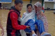 Hơn một giờ kịch tính đưa sản phụ đi sinh giữa mưa ngập ở Huế