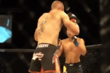 Võ sĩ gây sốt với cú đá khiến đối thủ bất tỉnh