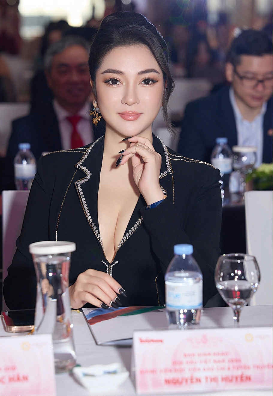 Hoa hậu Nguyễn Thị Huyền từng bị nhắc nhở vì... quên trang điểm - 2