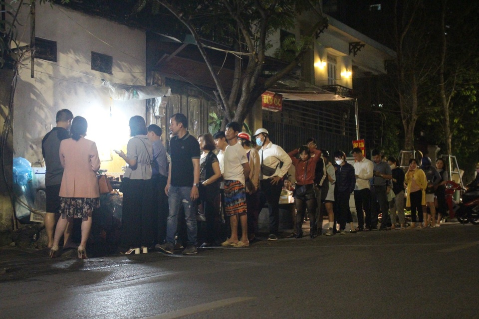 Quán thịt quay không biển hiệu, khách xếp hàng mua từ lúc chưa mở bán - 13 Quán thịt quay không biển hiệu, khách xếp hàng mua từ lúc chưa mở bán - 13