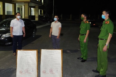 Bắt giám đốc và nhân viên công ty làm giả giấy đi đường để thông chốt